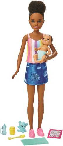 Játékbaba Barbie Gyermekgondozónő vállpántos topban + baba kiegészítőkkel